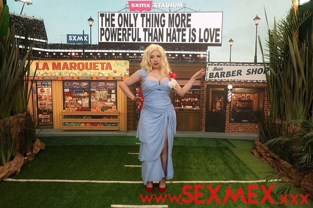 LESLIE GAGA IN THE SUPER BLOW HALFTIME SHOW . Paola Rubiel