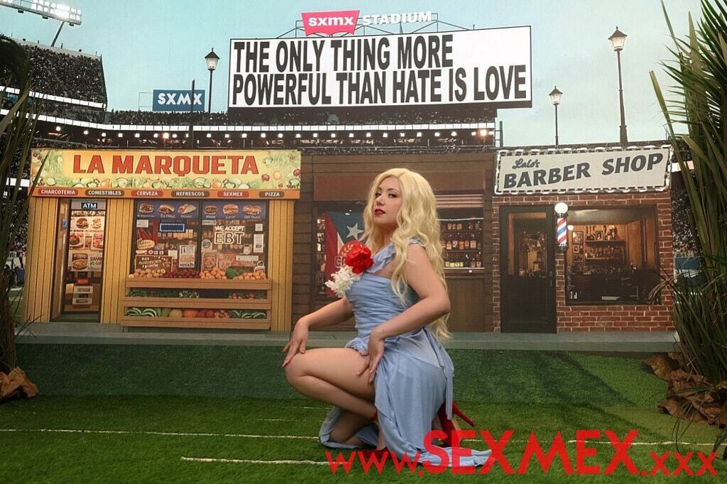 LESLIE GAGA IN THE SUPER BLOW HALFTIME SHOW . Paola Rubiel