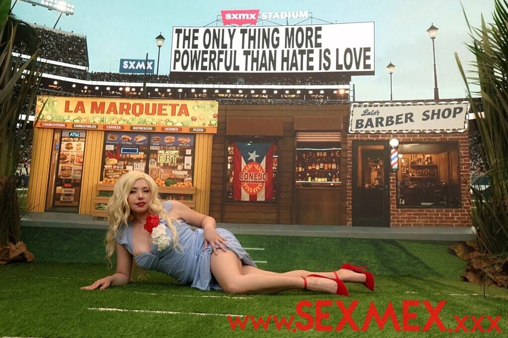 LESLIE GAGA IN THE SUPER BLOW HALFTIME SHOW . Paola Rubiel
