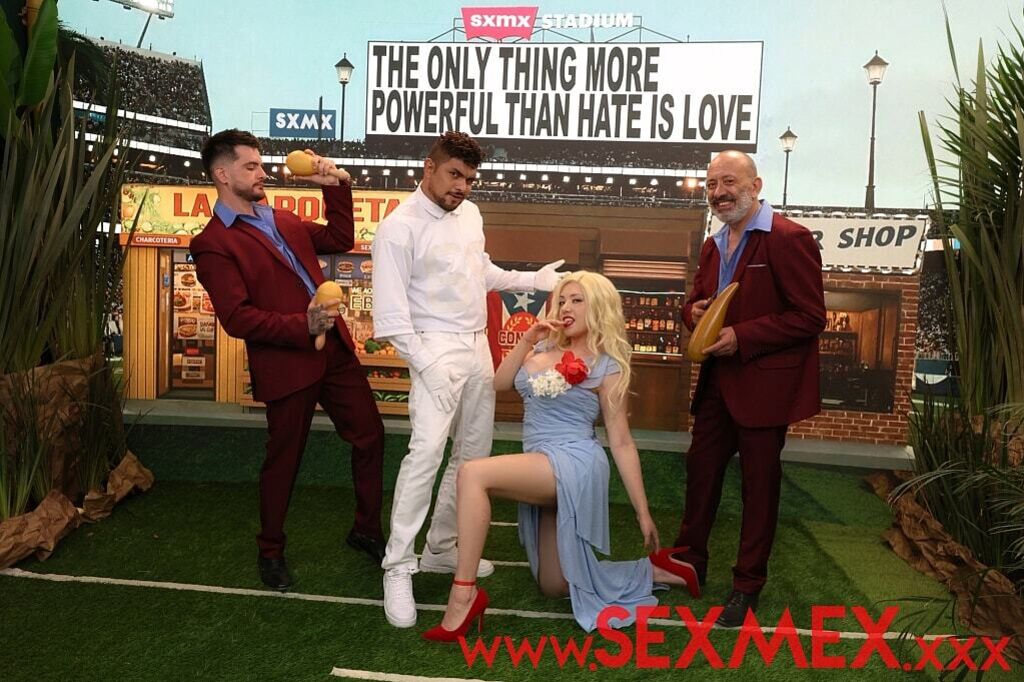 LESLIE GAGA IN THE SUPER BLOW HALFTIME SHOW . Paola Rubiel