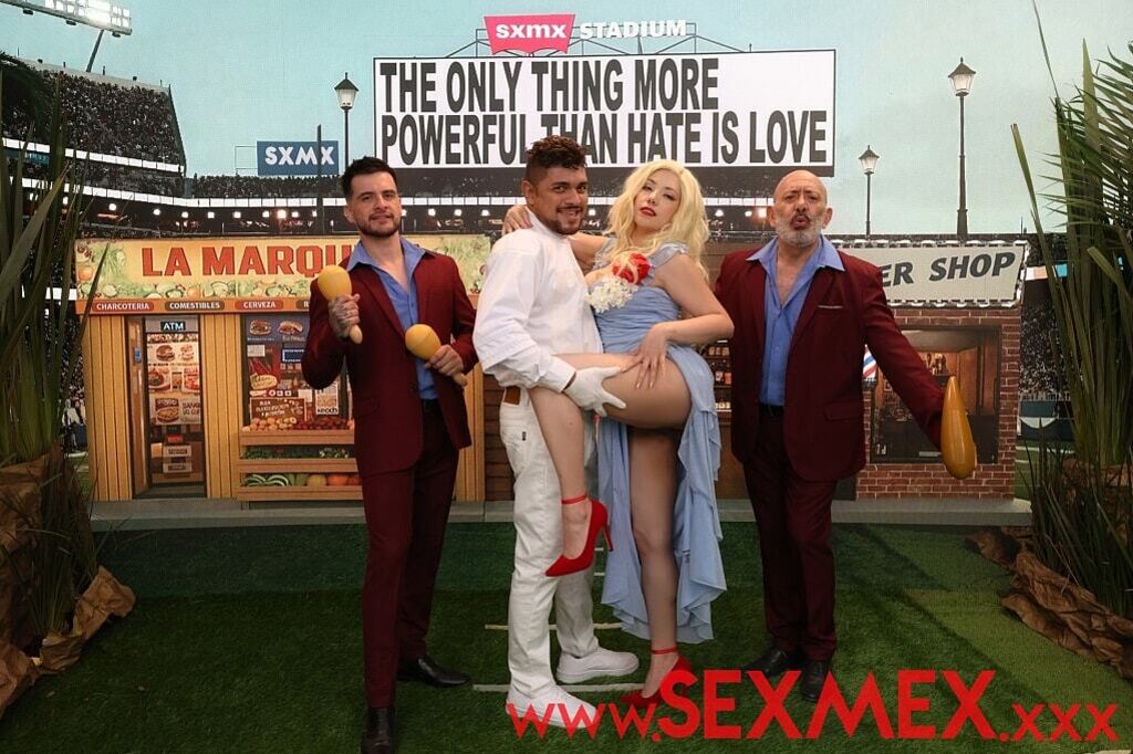 LESLIE GAGA IN THE SUPER BLOW HALFTIME SHOW . Paola Rubiel