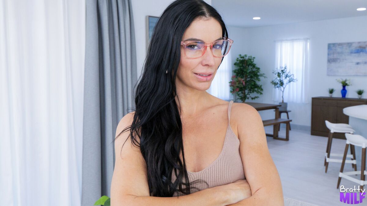 Stepmoms Blowjob Glasses - S13:E4