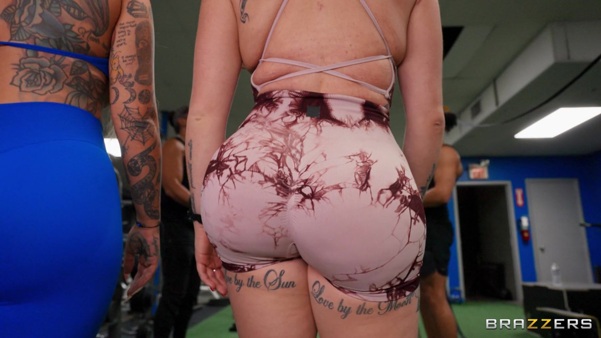 Gym Sluts Put On A Public Show