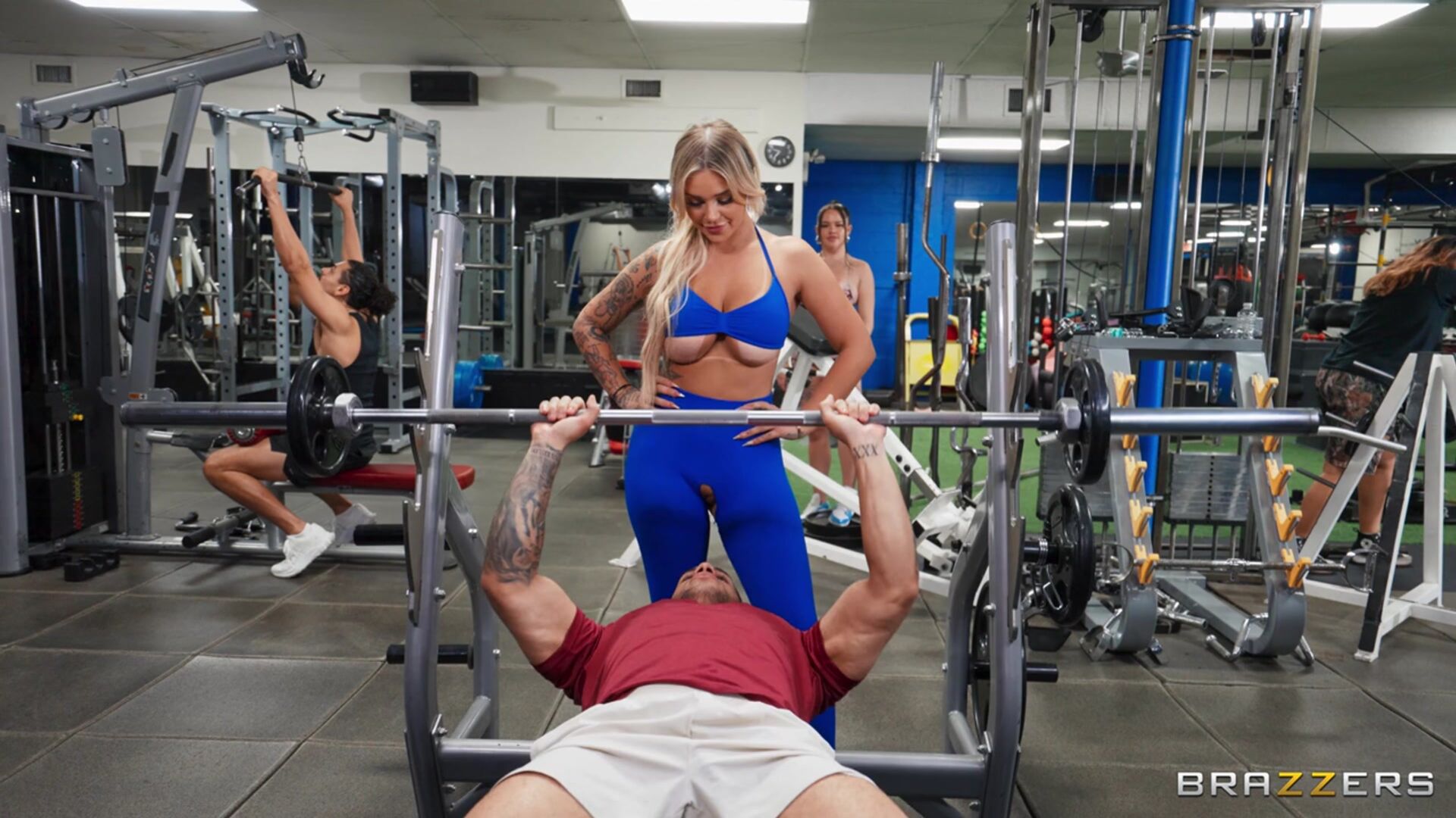 Gym Sluts Put On A Public Show
