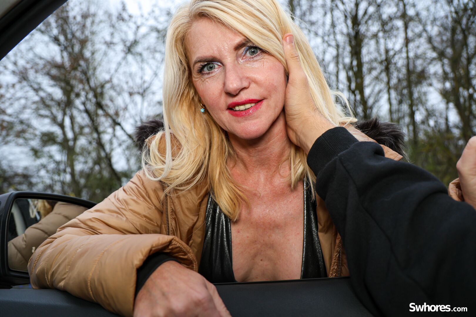 Gorgeous milf rents out her pussy for sex