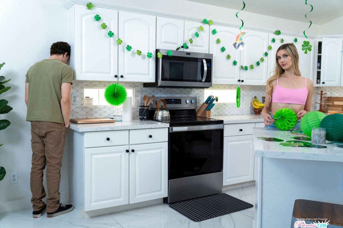 Sucking Leprechaun Cock On St Pattys Day - S14:E1