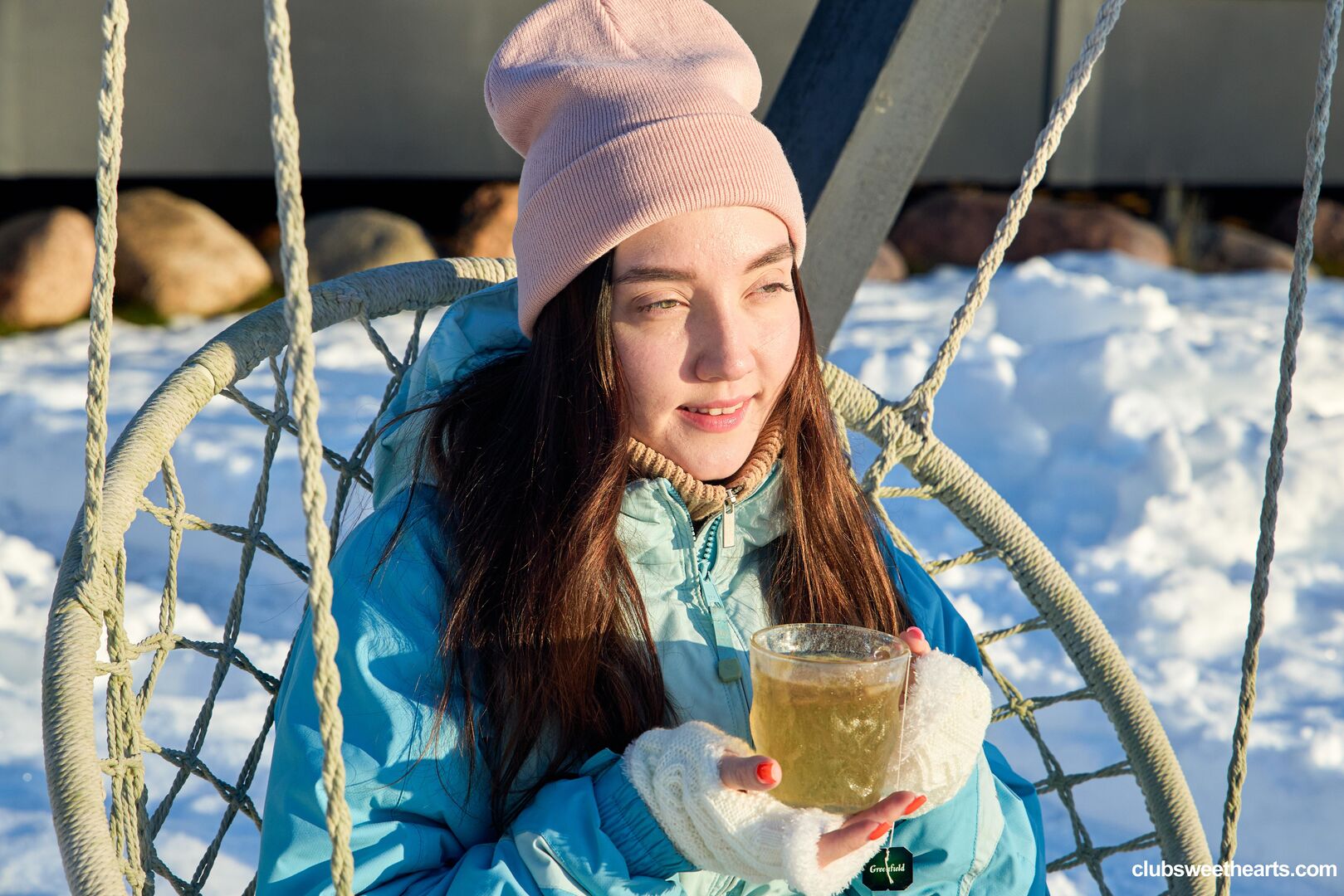 Sia finger-fucks after a cold day