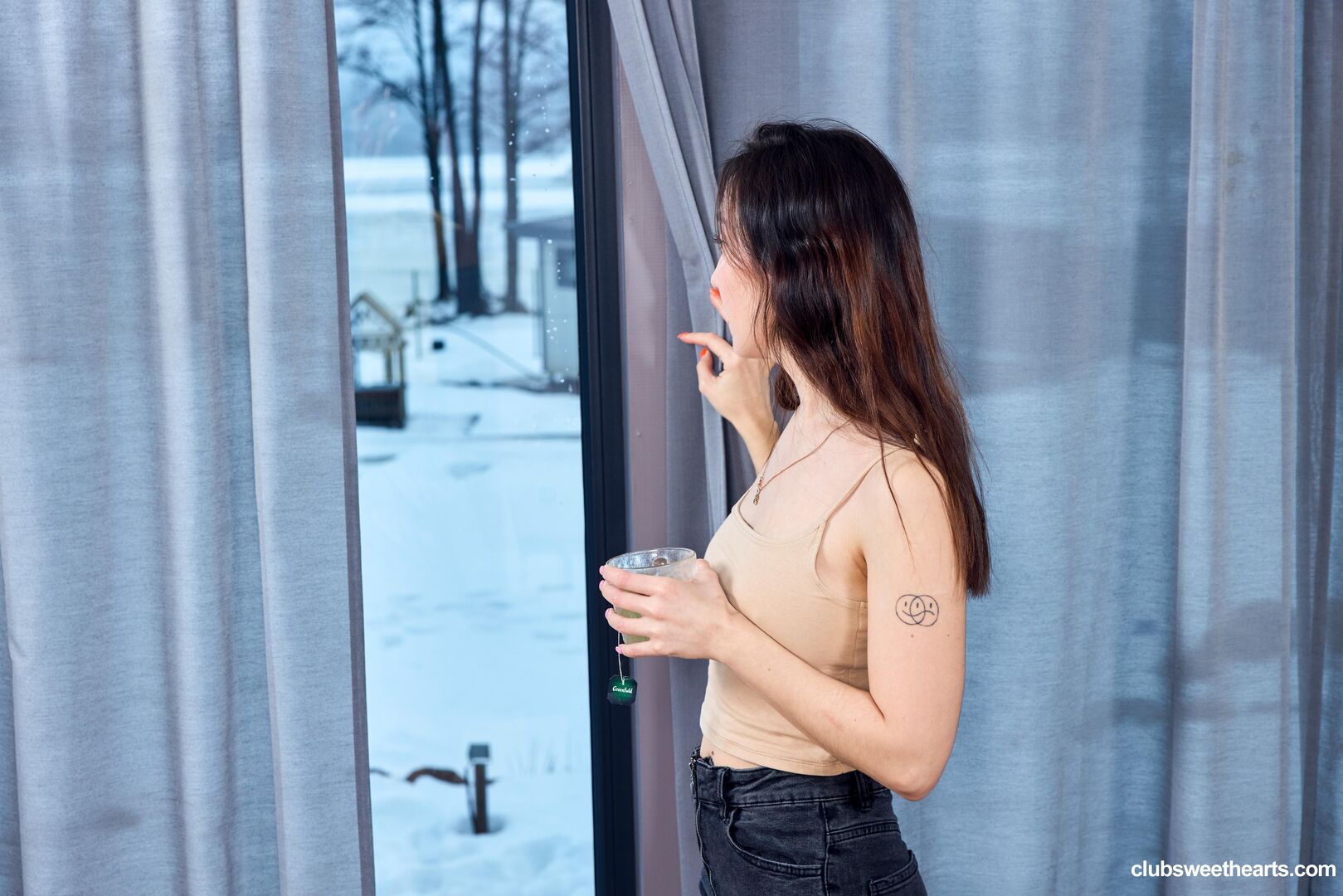 Sia finger-fucks after a cold day