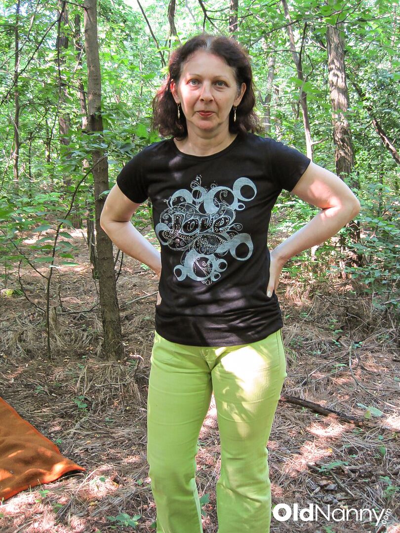 HARD FUCKING OF A MATURE HAIRY PUSSY IN THE WOODS