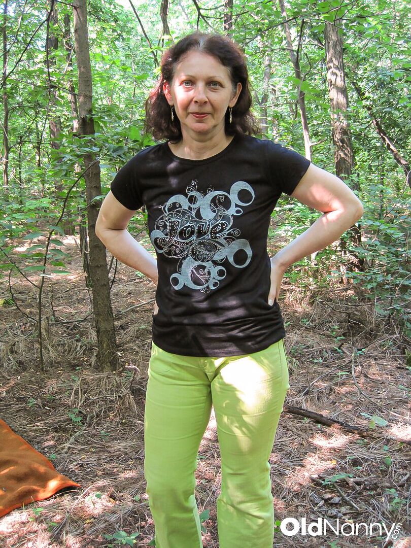 HARD FUCKING OF A MATURE HAIRY PUSSY IN THE WOODS