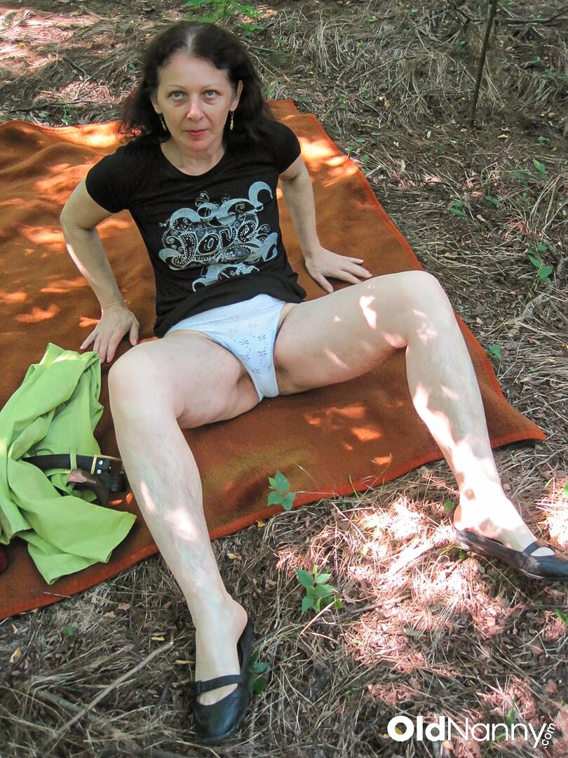 HARD FUCKING OF A MATURE HAIRY PUSSY IN THE WOODS