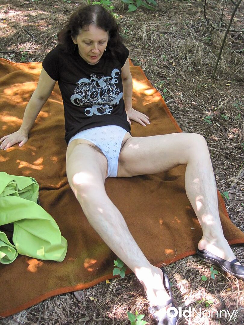 HARD FUCKING OF A MATURE HAIRY PUSSY IN THE WOODS