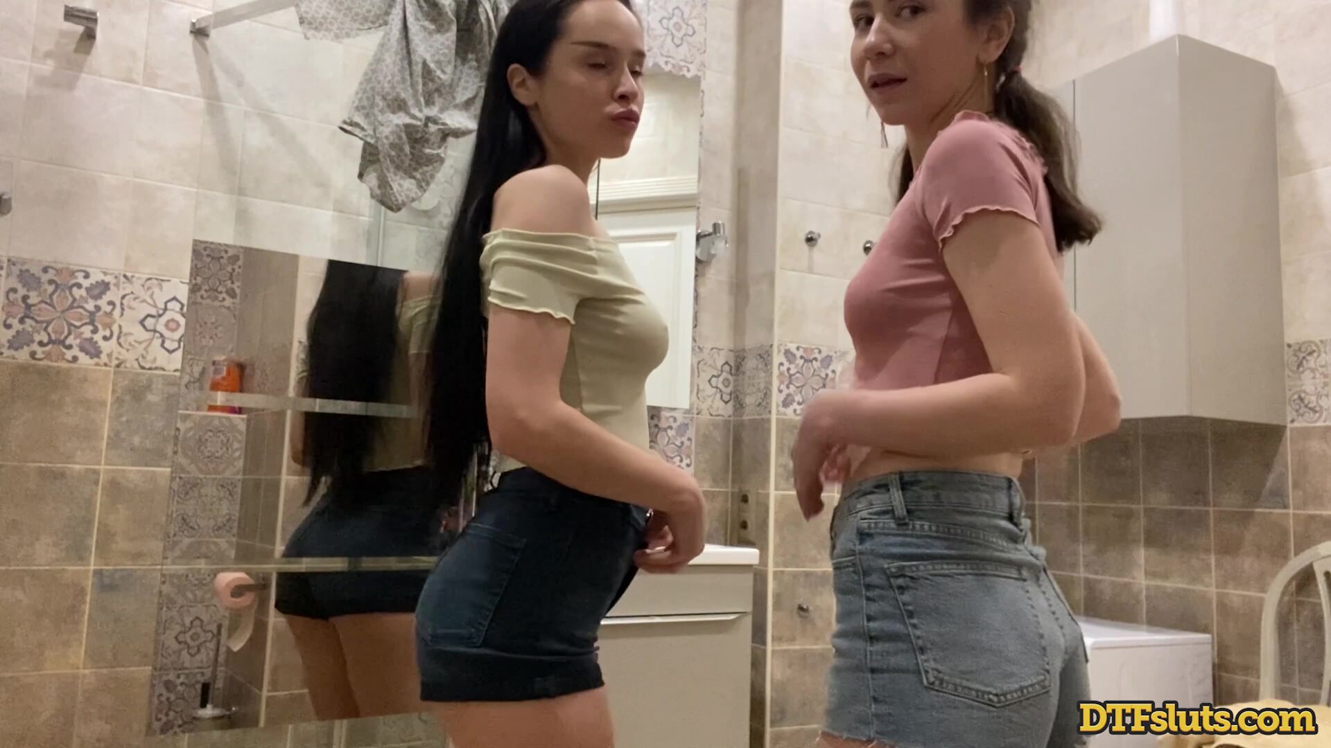 Juicy Leila and Vivian Grace Lesbian Playtime