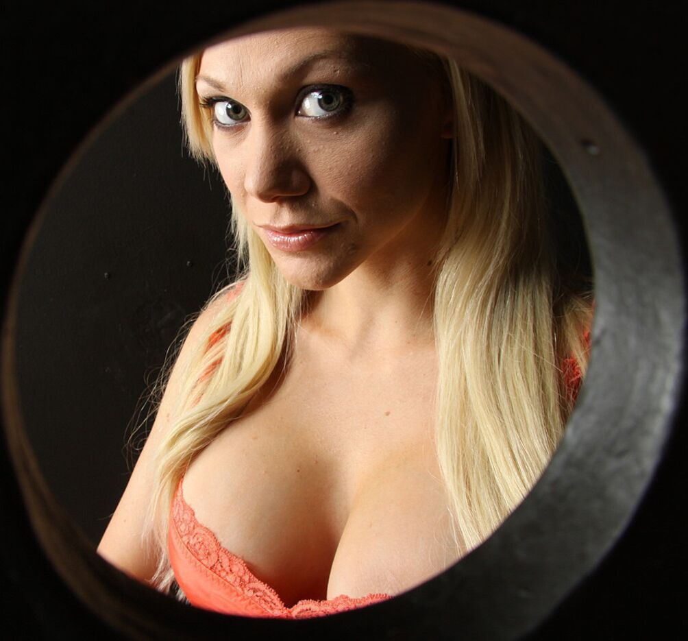 Big Dude Sledge Hammer Stops By For Samantha Sin