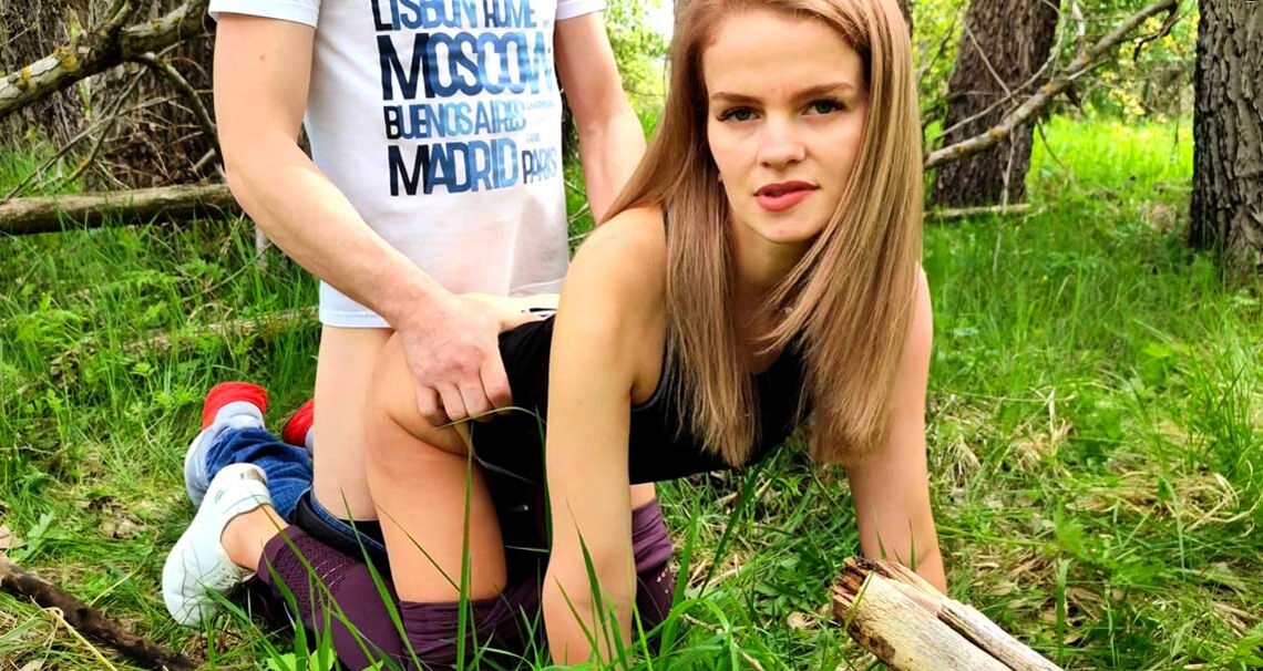 Amateur blonde gets fucked against tree
