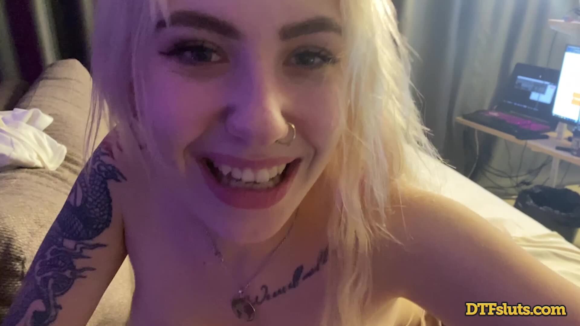 Bella Mur: Stretch My Cunt Out