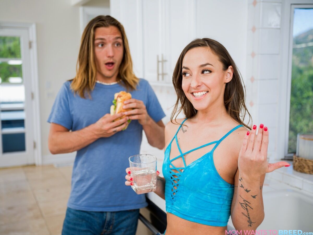 Stepmom Gets Really Horny When She Works Out - S9:E3