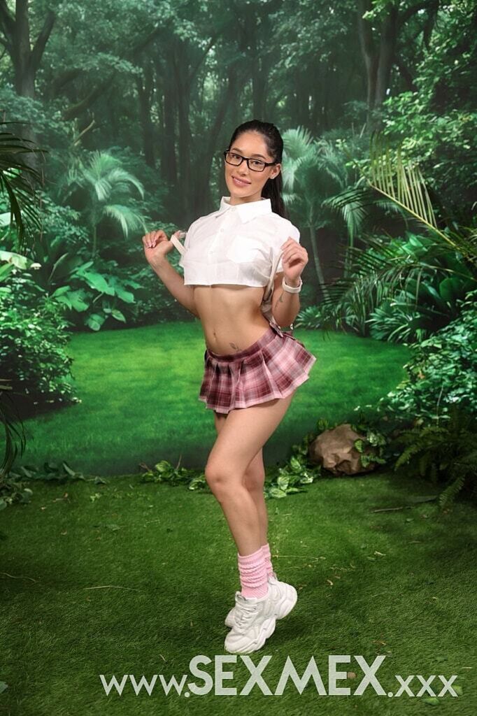 LOST COLLEGE GIRL . Carolina Guerrero