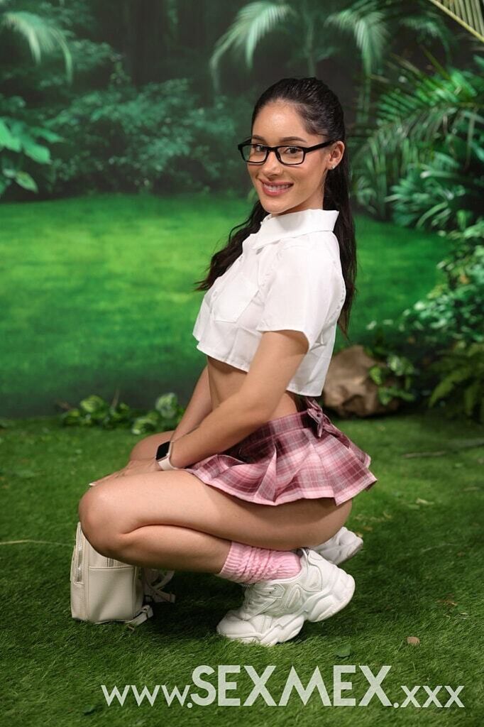 LOST COLLEGE GIRL . Carolina Guerrero