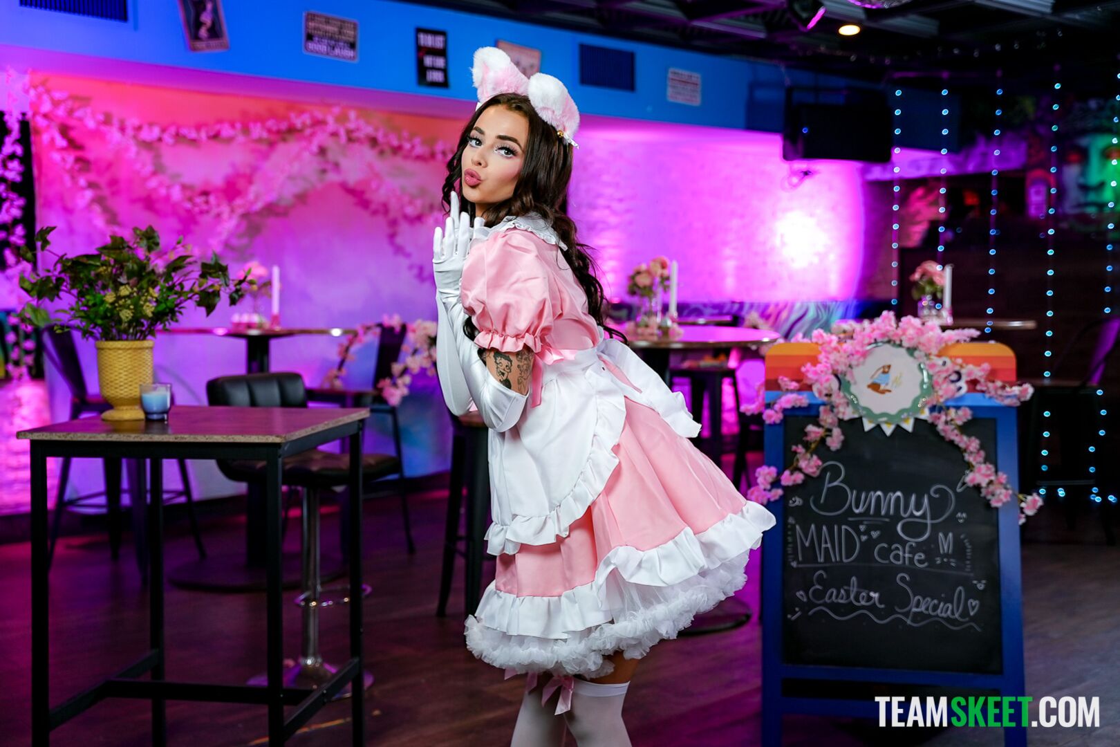 Extra Special Service At the Bunny Maid Cafe!