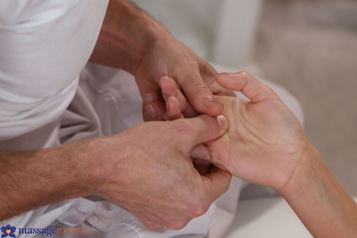 Tiny Client Bends Over For The Full Massage