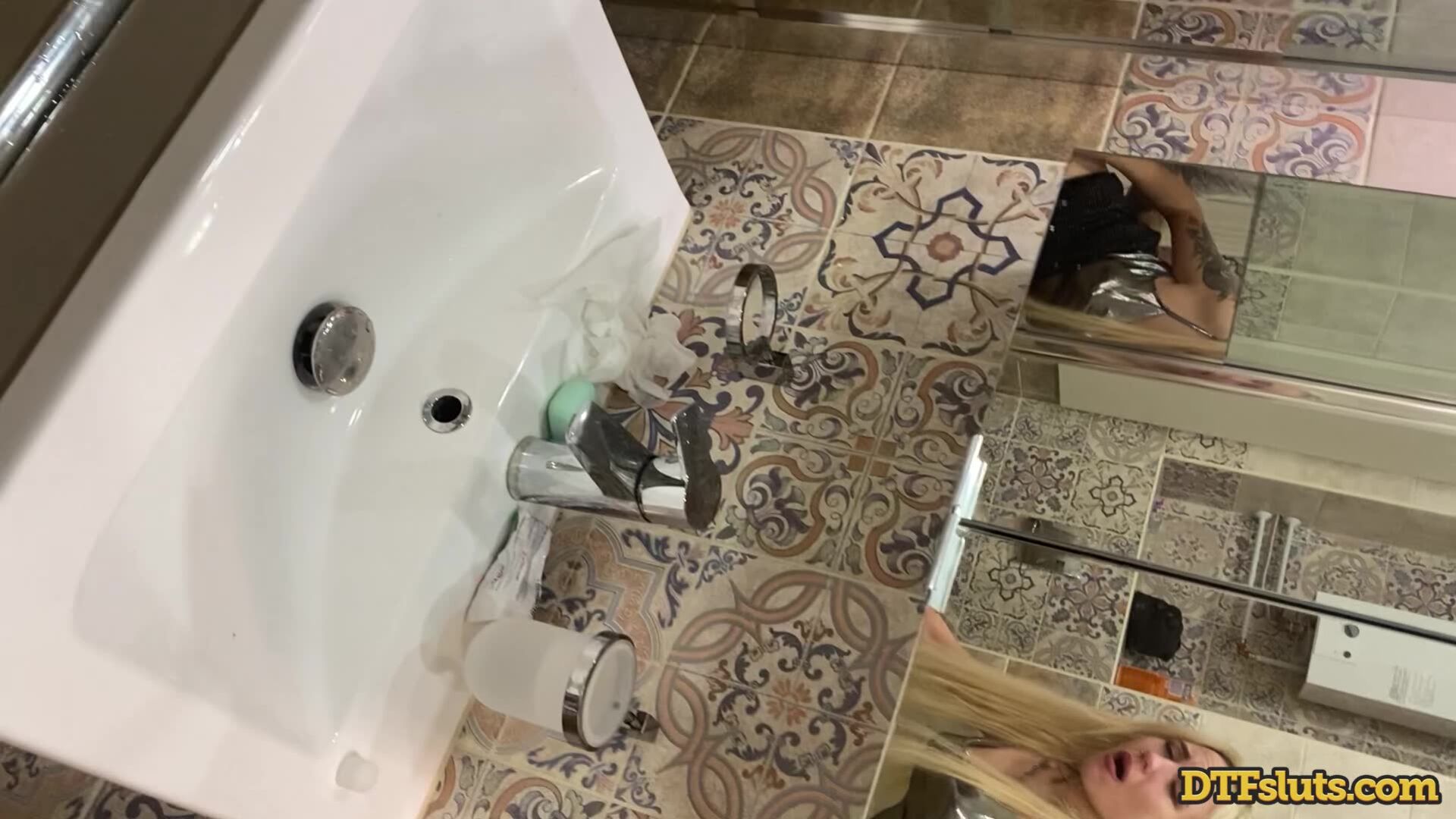 Juicy Leila and Bella Mur Are Group Sex Party Sluts