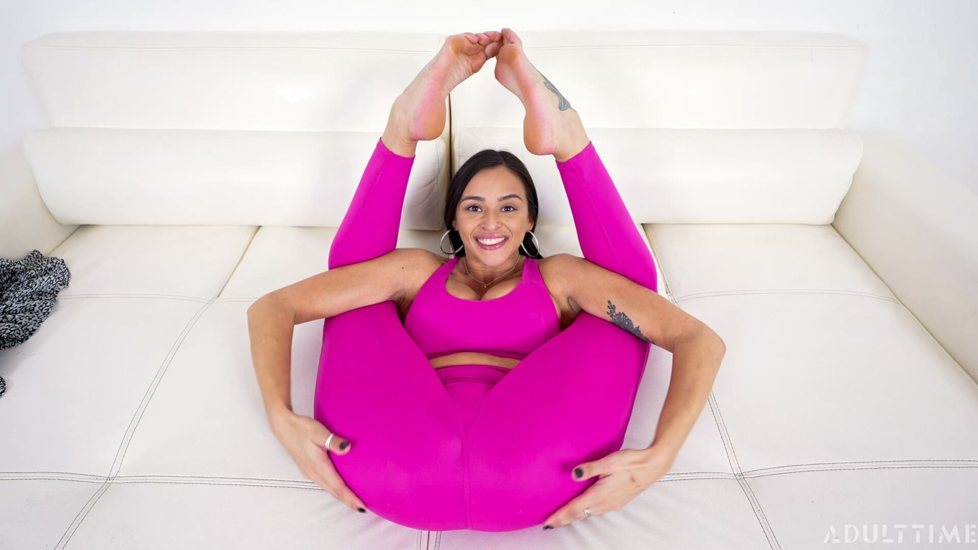Casting Big Breasts Dark Hair Beauty Armani Black In Yoga Pants