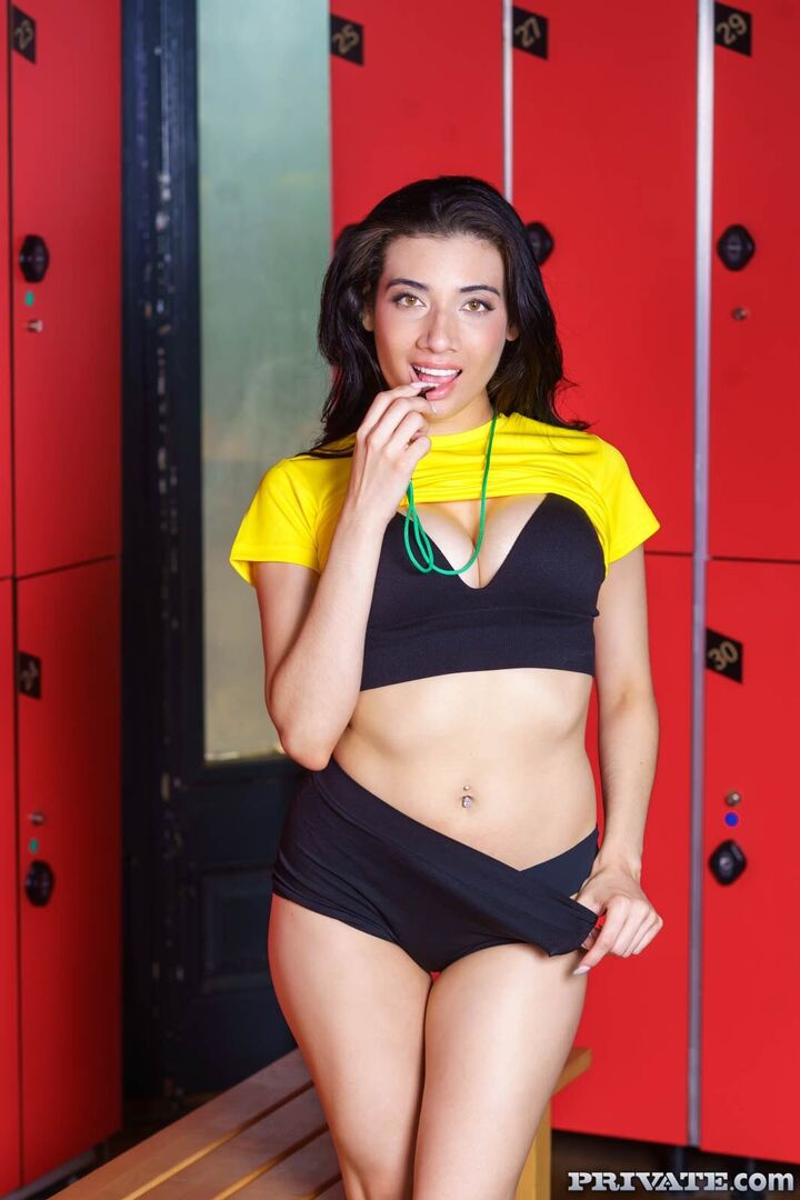 Emily Pink inaugurates the World Cup with a gangang