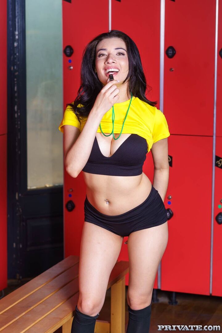 Emily Pink inaugurates the World Cup with a gangang