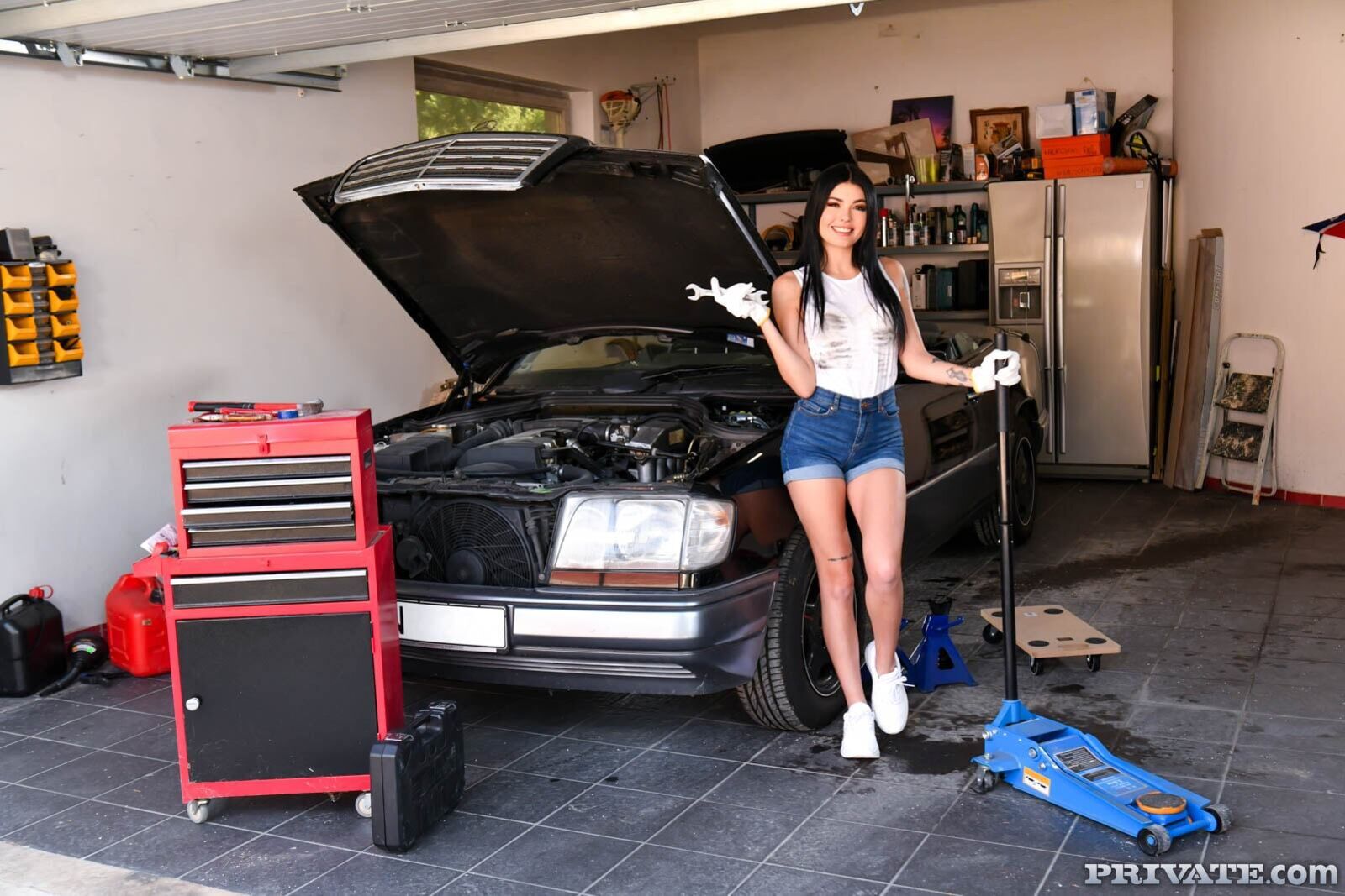 Luna Bunny with two big tools in an interracial threesome at the workshop
