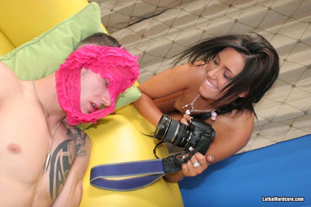 Chris Strokes Slides His Shaft Deep Inside Taisa Banx