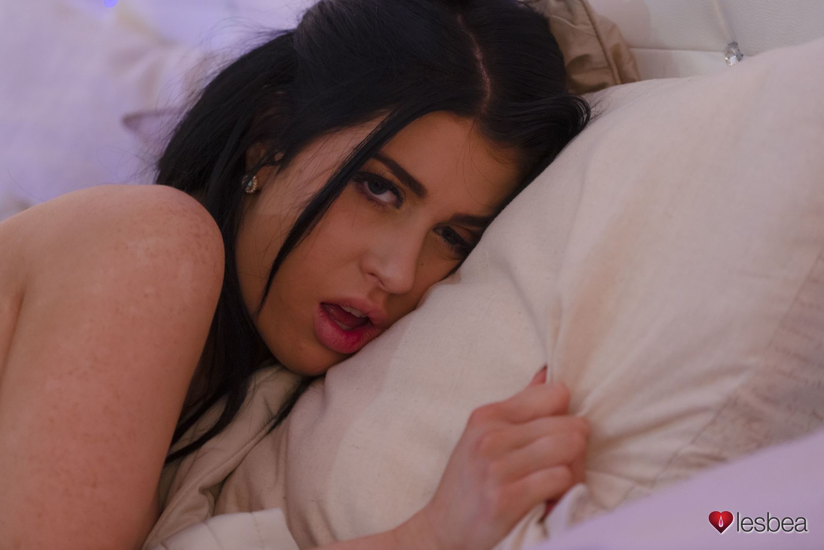 Hot UK brunette licks blonde teen