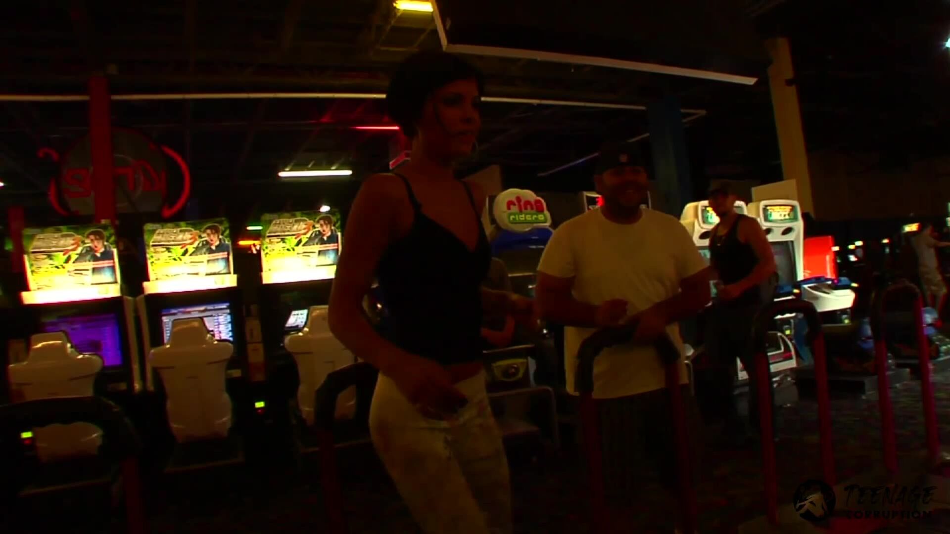 Minigolf Dare leads to hot hookup