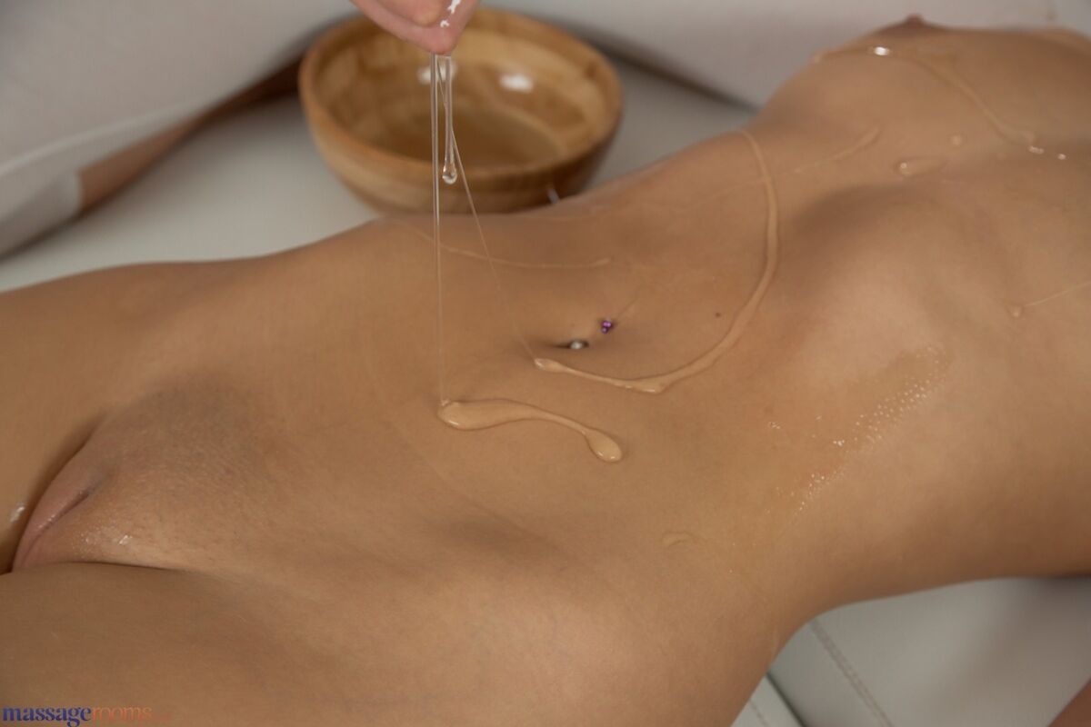 Blonde Masseuse Knows How To Properly Play With Tits