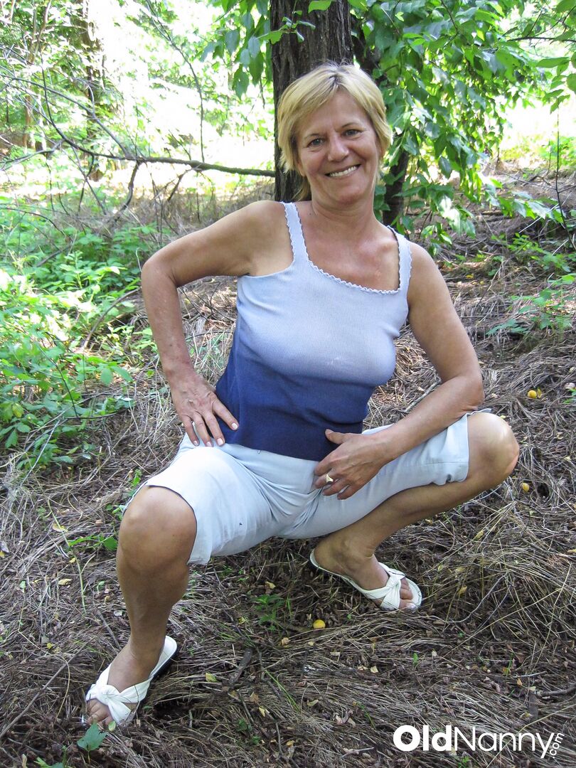 AFTER SUCKING A BIG COCK IN THE WOODS, HER HAIRY PUSSY GETS FUCKED