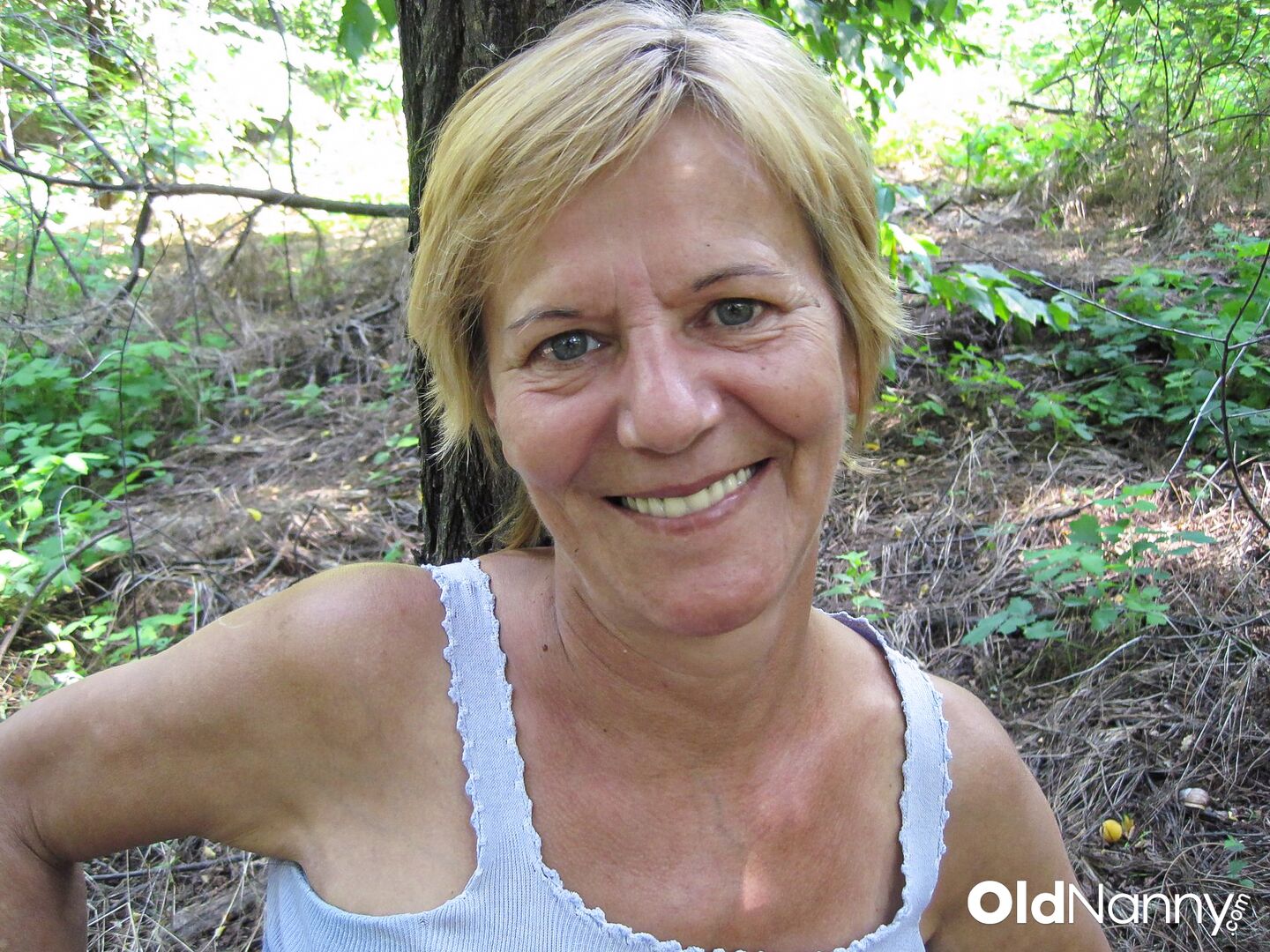 AFTER SUCKING A BIG COCK IN THE WOODS, HER HAIRY PUSSY GETS FUCKED