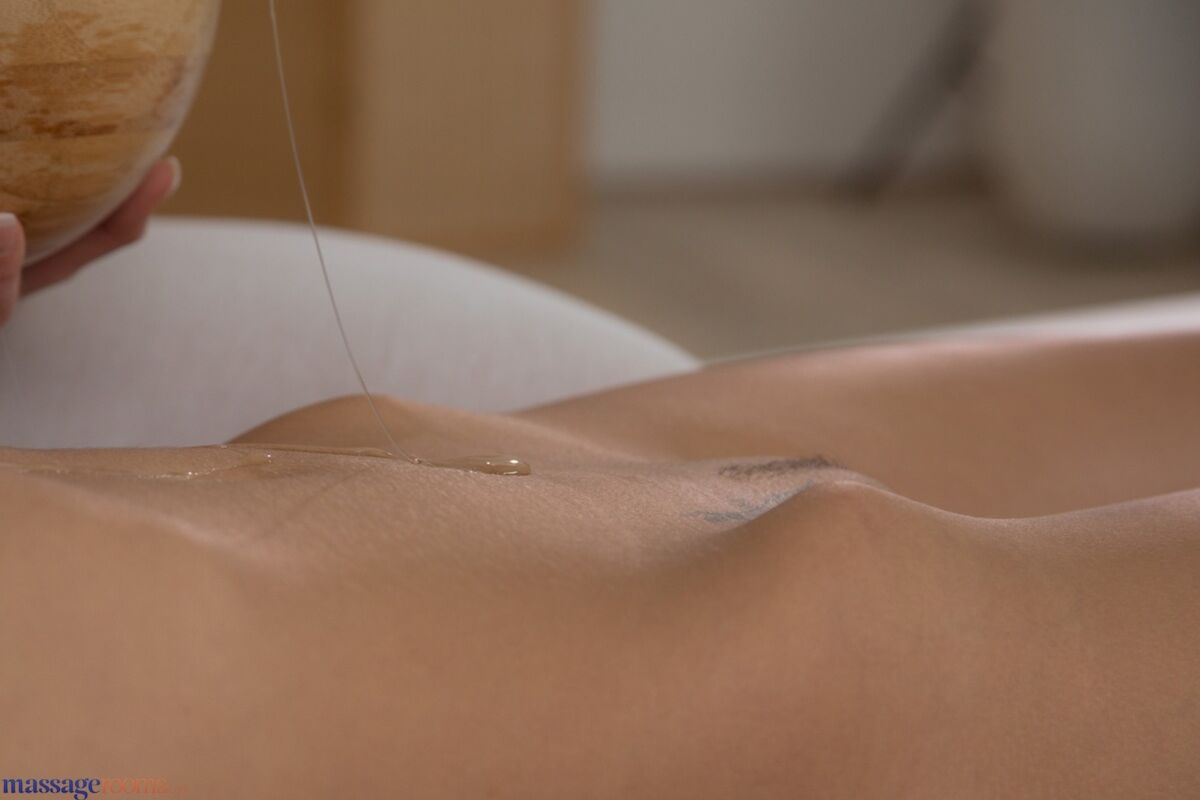 Masseuse Utilizes An Electronic Pussy Massager