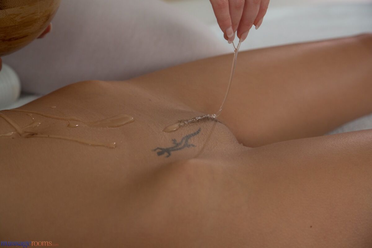 Masseuse Utilizes An Electronic Pussy Massager