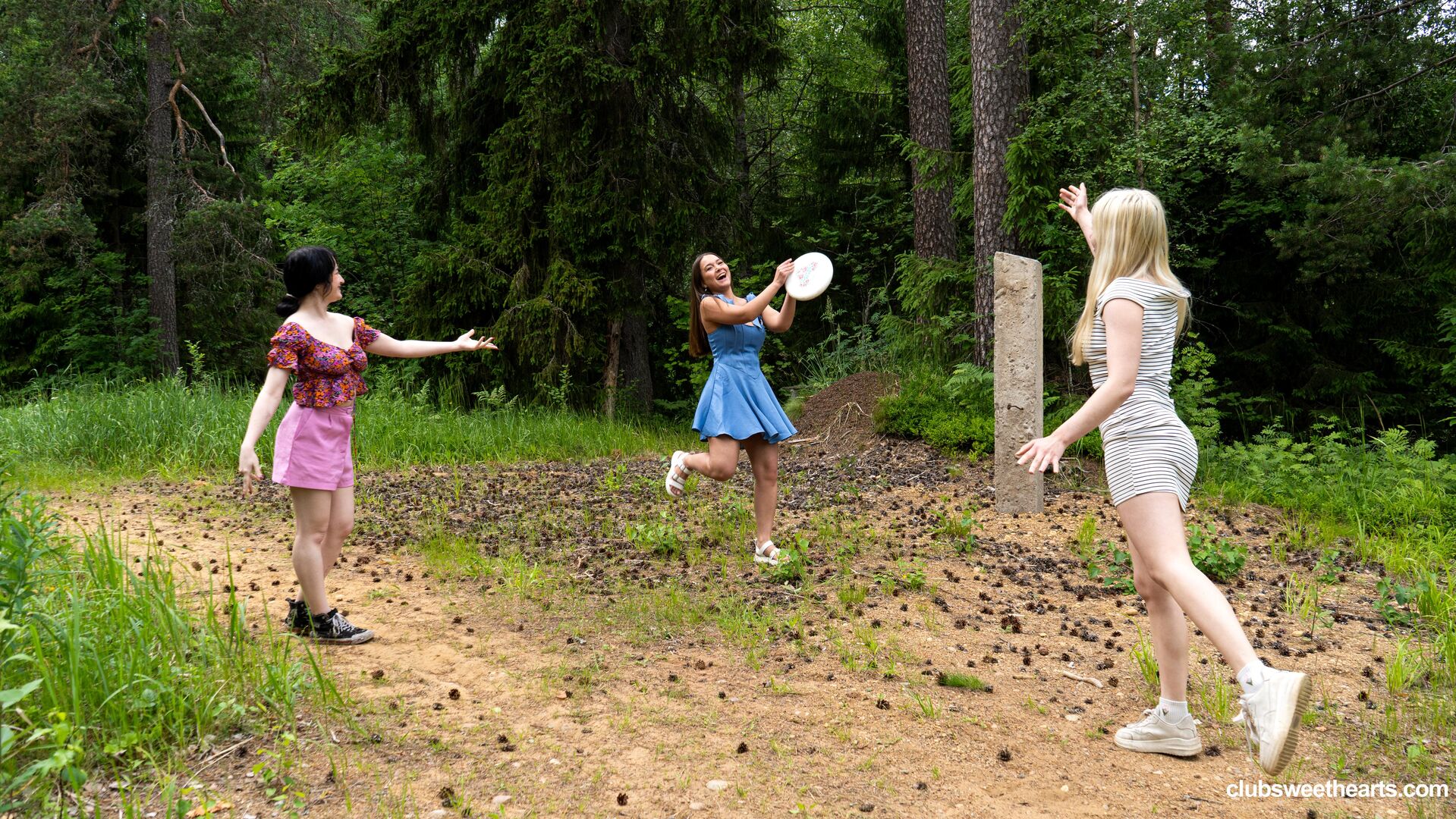 Playing frisbee and licking pussy