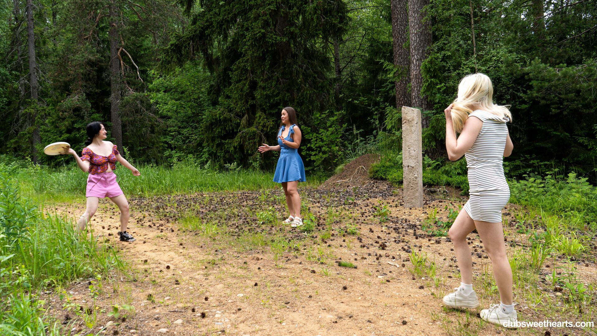 Playing frisbee and licking pussy