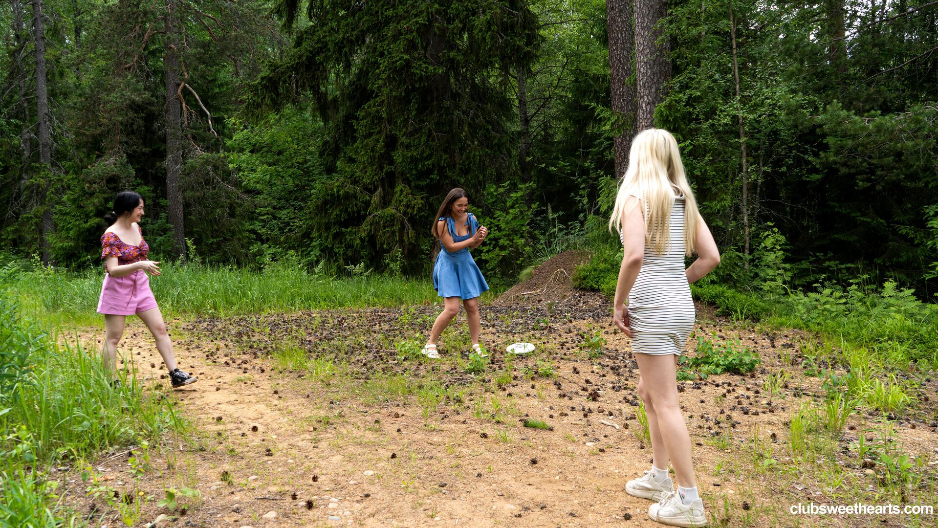 Playing frisbee and licking pussy