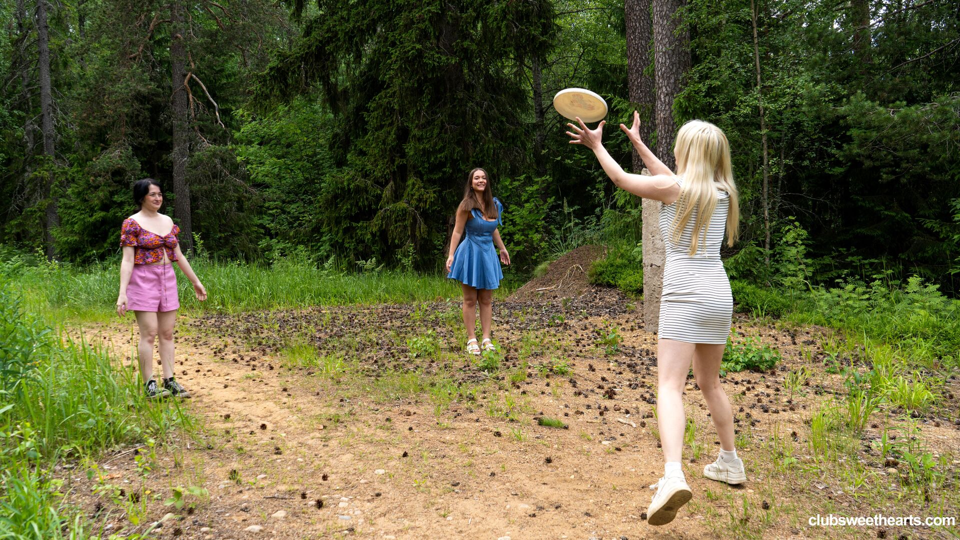 Playing frisbee and licking pussy
