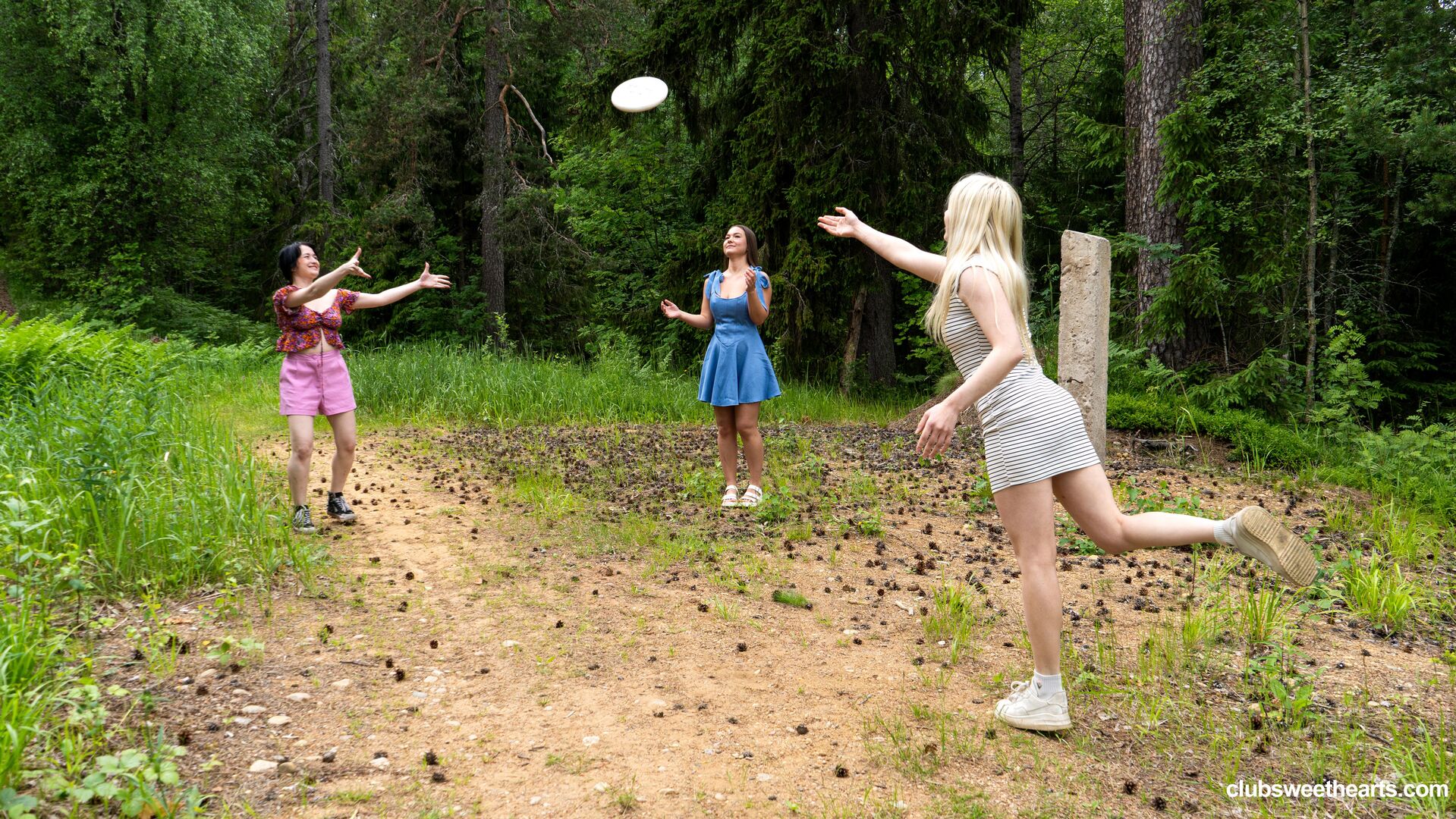 Playing frisbee and licking pussy