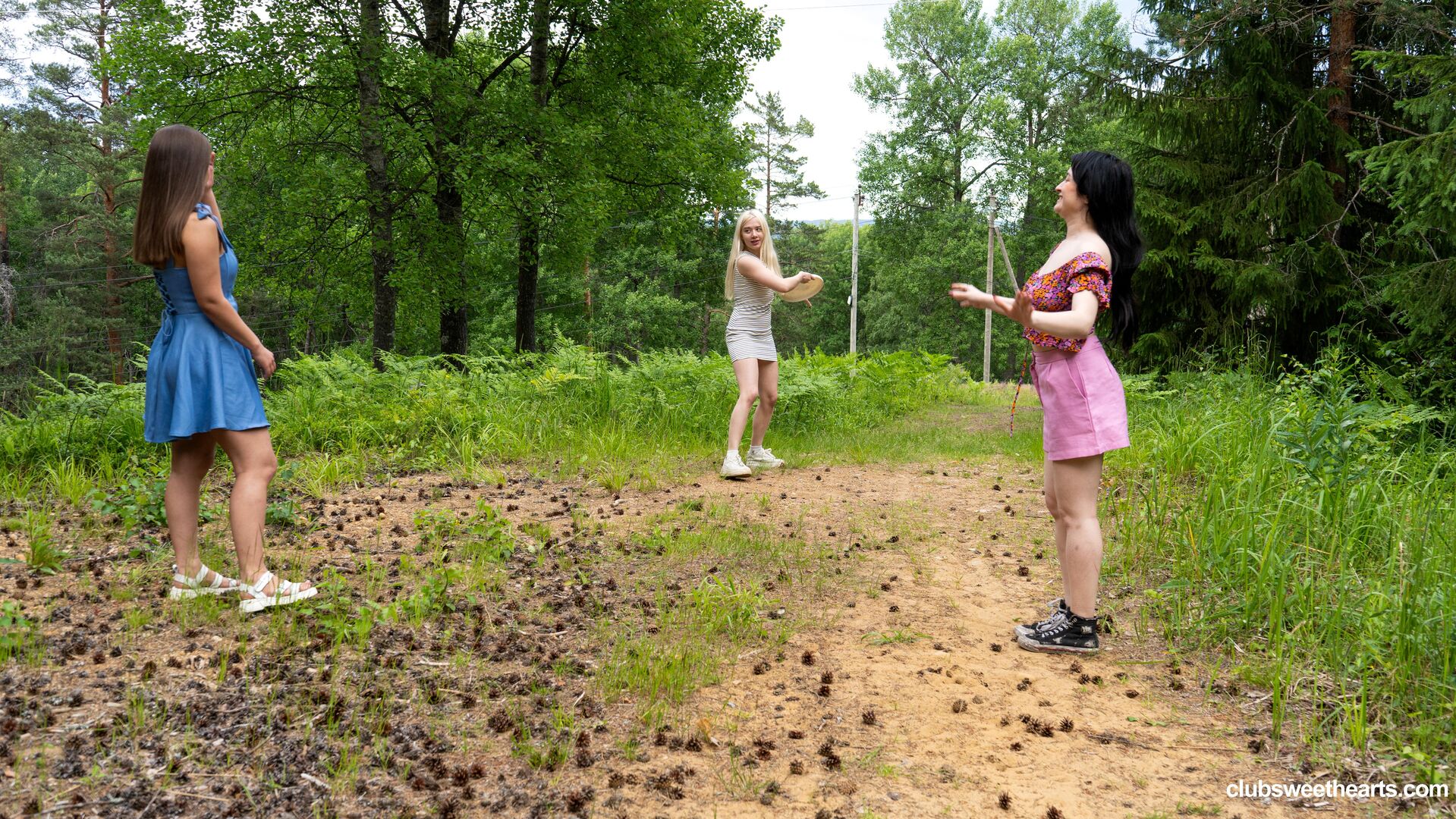 Playing frisbee and licking pussy