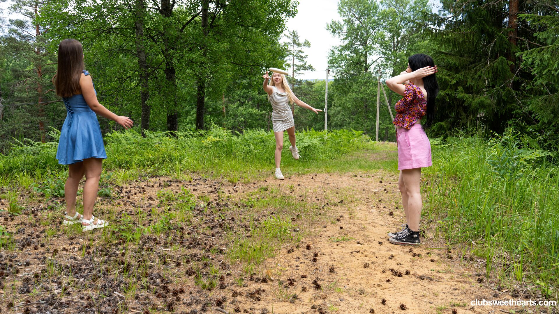 Playing frisbee and licking pussy