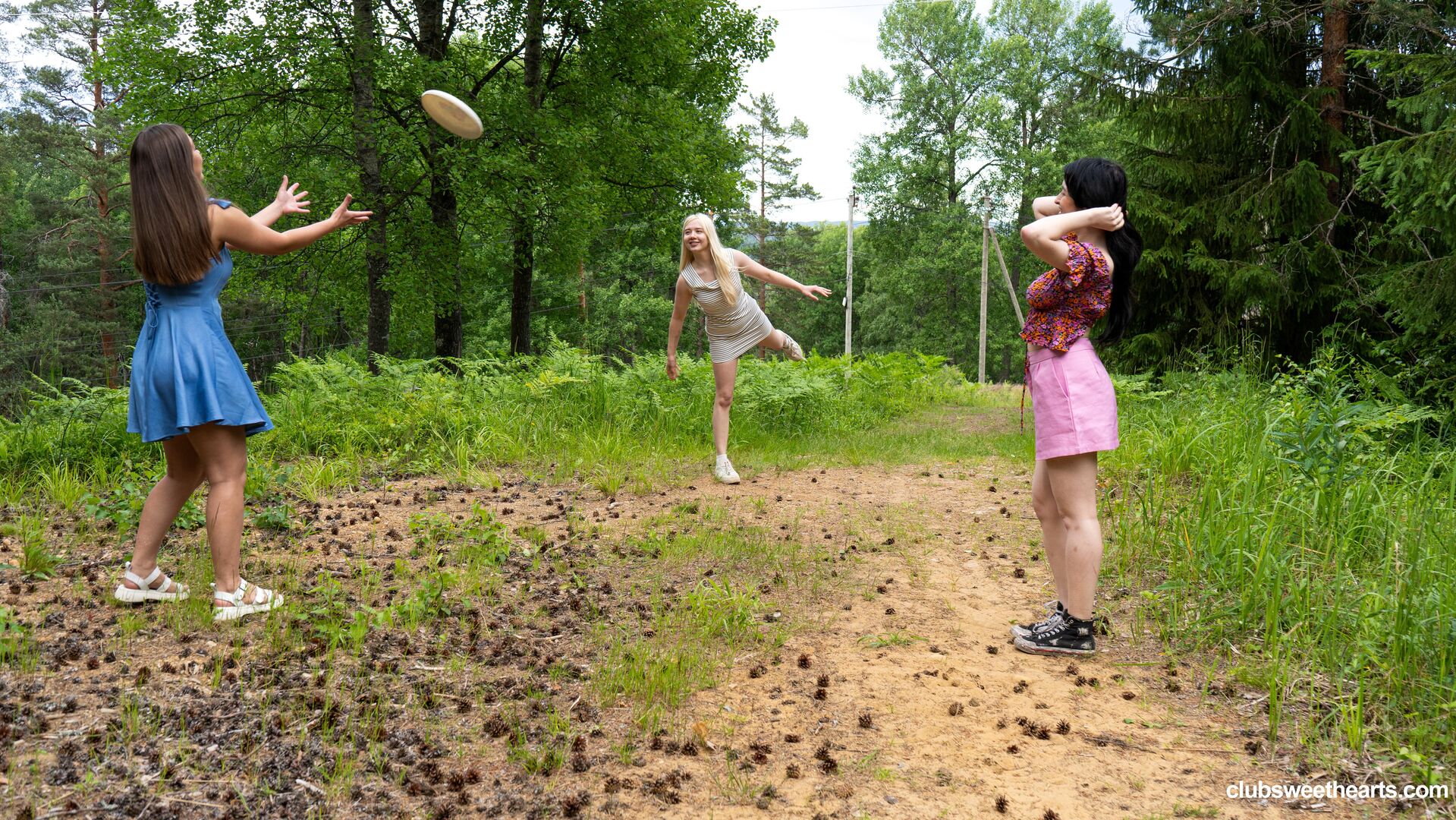 Playing frisbee and licking pussy