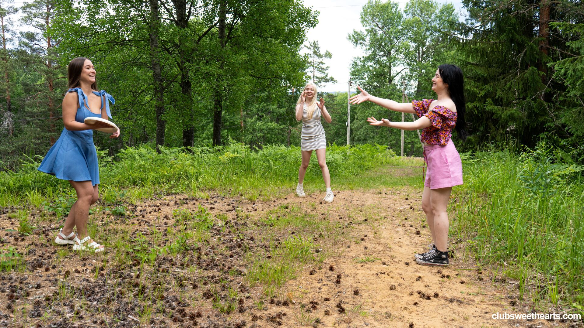 Playing frisbee and licking pussy
