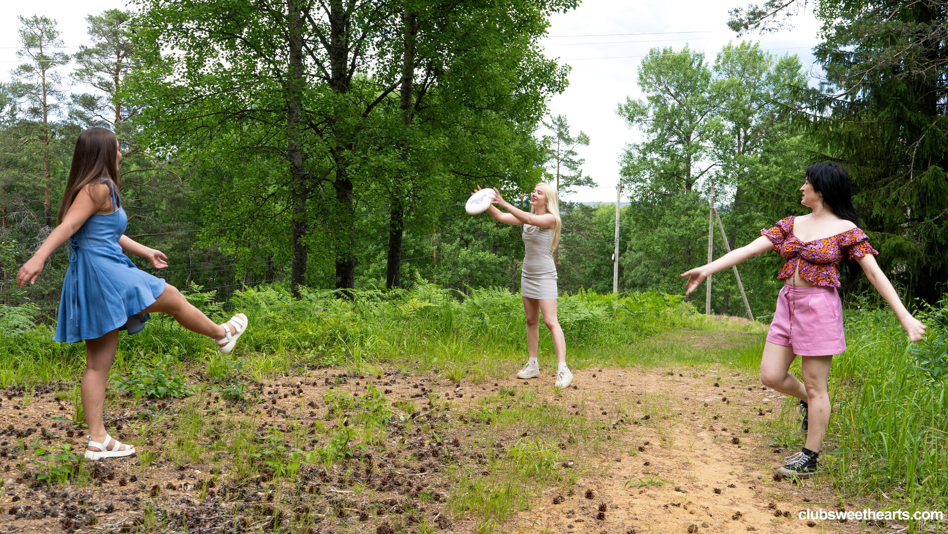 Playing frisbee and licking pussy