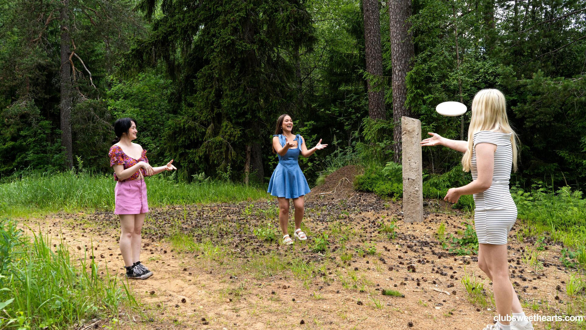 Playing frisbee and licking pussy