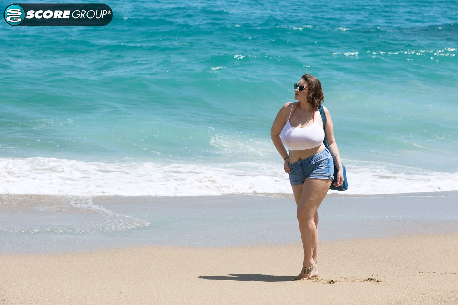 Peeper Spies on Daria at the Beach